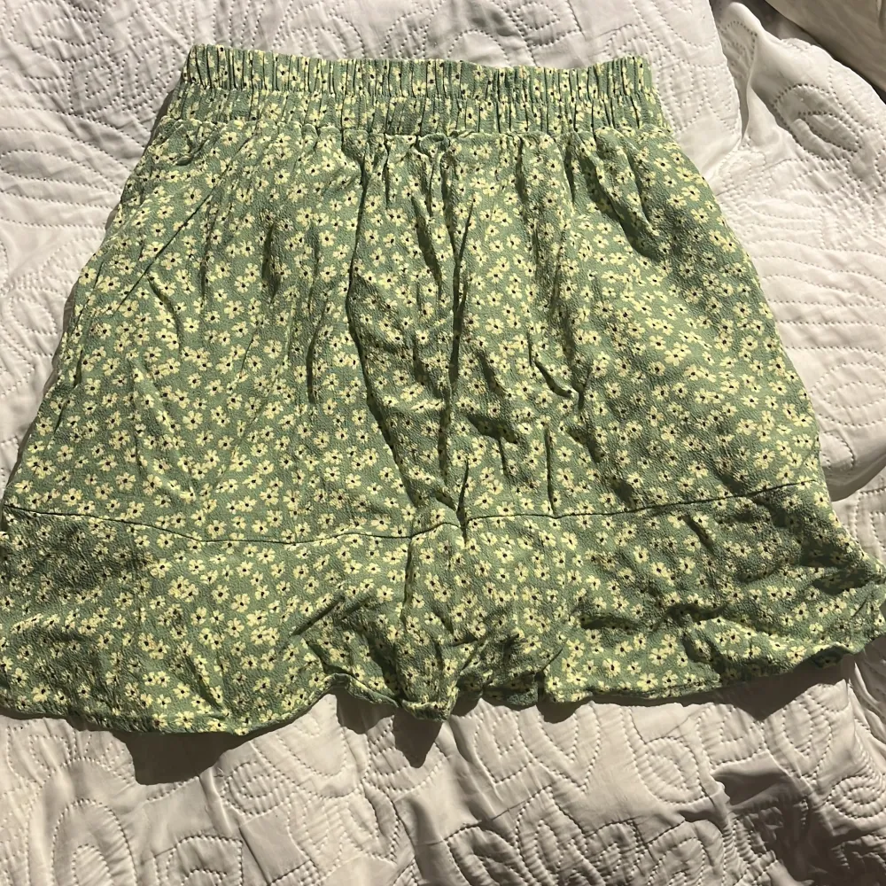 En grön kjol från Pull&Bear med shorts inuti, i storlek S men ganska liten i storleken så passar även Xs. Använd ganska många gånger💕. Kjolar.