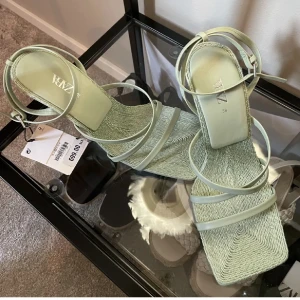 Klackar  - Klackar från zara. Använda 1 gång så i bra skick💕säljer då dom inte kommer till användning längre💕nypris 699