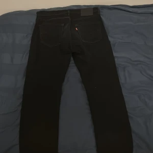 Levi’s jeans - Ett par svarta Levi’s. De är använda men inte allt för mycket. Skick 7 av 10. Pris går att diskutera. Modell 512.