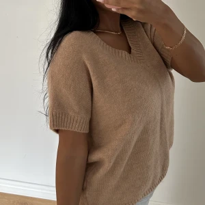 Stickad väst - Köpt på Nelly Aldrig använd därav prislappen kvar!! Storlek s. Nypris 300kr mitt pris 150kr 🩷