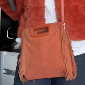 Maje väska - Tänker på att sälja min maje väska. Väldigt unik färg. Skulle säg att den är i bra skick men bara lite smutsig på baksidan (inget som man ser)😊