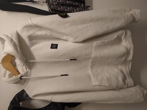 Stone Island oversize hoodie  - Hej! Bilden är slarvigt tagen önska du bättre bild bara om. Skick på kläderna är bra använder,, många av de sällan.