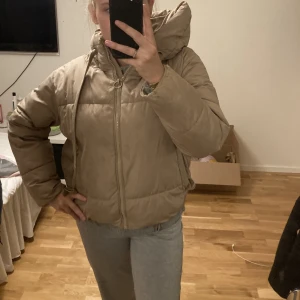 Beige vinterjacka  - En jätte varm och gosig beige vinterjacka från zara! Lite sämre skick därav ett billigare pris🫶🏼frakt tillkommer❤️