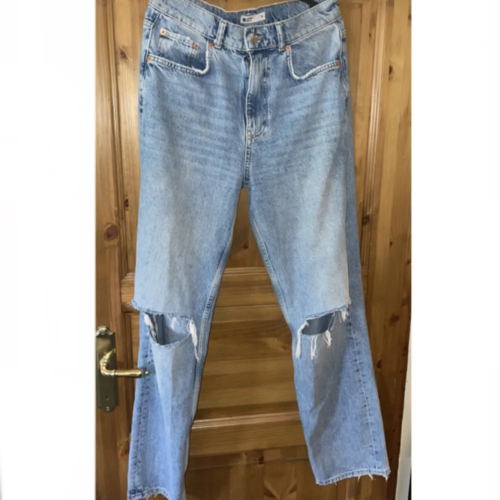 Ett par raka jeans med hål vid knäna som ej används, inga skavanker . Jeans & Byxor.