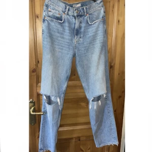 Jeans  - Ett par raka jeans med hål vid knäna som ej används, inga skavanker 