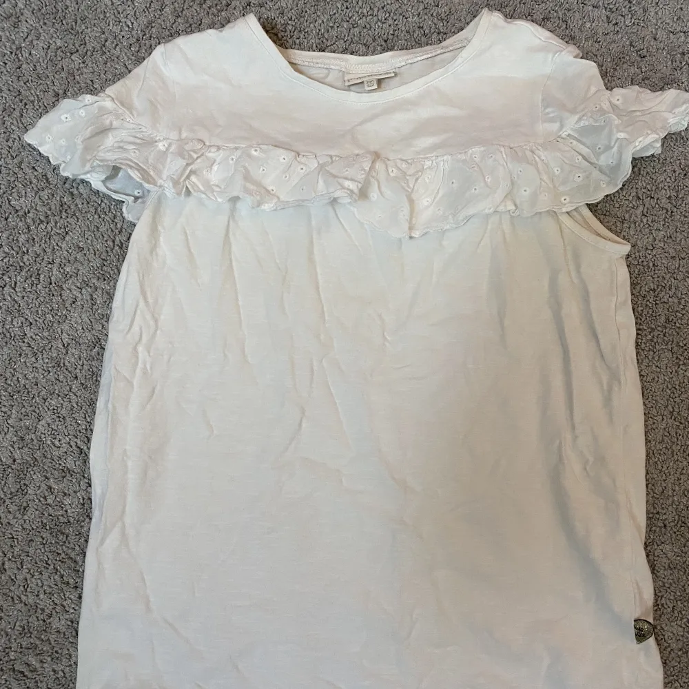 En vit t-shirt från Pomp de lux, i storlek 146/152.⭐️. T-shirts.