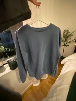 Sweatshirt från bershka blå - Superfin sweatshirt från bershka i storlek xs men sitter som en M på mig som brukar ha xs/s! Superfin blå färg, 150kr + frakt! ⚠️finns ett par matchande byxor till tröjan, de är köpta som ett set⚠️