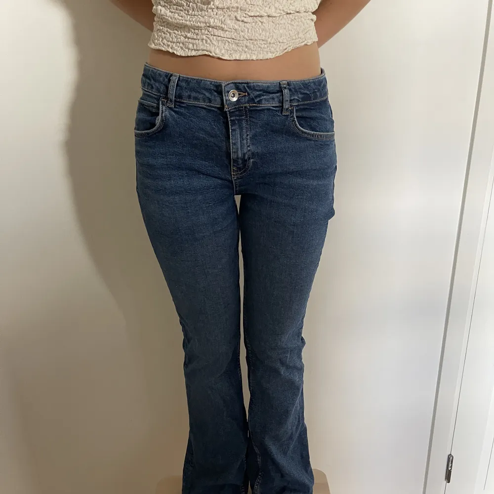 Ett par skit snygga oanvända bootcut jeans från Zara i stl 40. Jeans & Byxor.