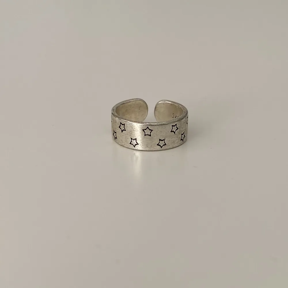 Säljer denna snygga ring då jag inte använder silversmycken. Bra skick och ringen är justerbar.💕💕. Accessoarer.