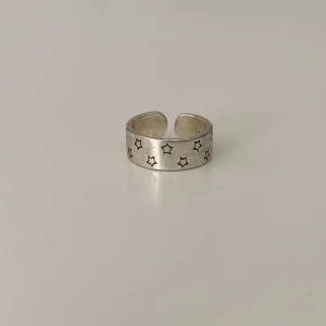 Stjärn ring  - Säljer denna snygga ring då jag inte använder silversmycken. Bra skick och ringen är justerbar.💕💕