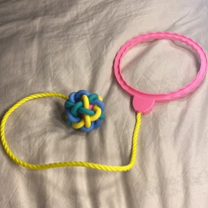Leksak - Meningen är att man ska ha sin fot i ringer och sen ska du hoppa över bollen med den andra foten precis som när man har en rockring .