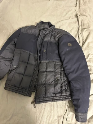 Moncler  - Fin och fräsch moncler jacka som passar tilll allt 