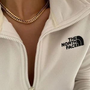 The north face fleece  - Perfekt skick, köpt från zalando för 700kr.             🔴Du kan köpa direkt bara för 500kr annars lägga ett bud ‼️🔴