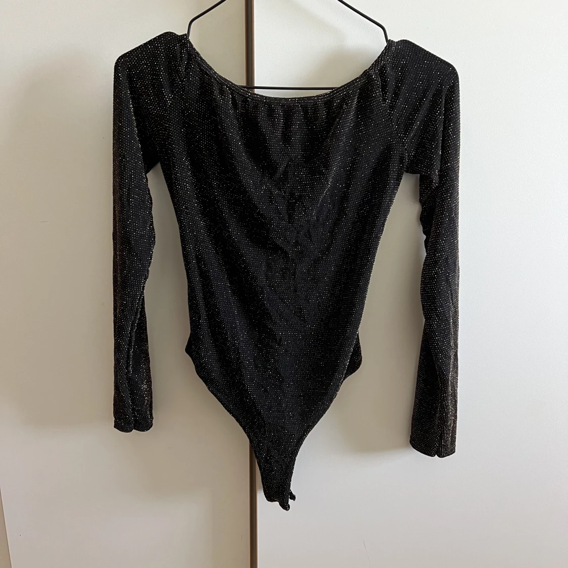 Långärmad glittrig body - 91
