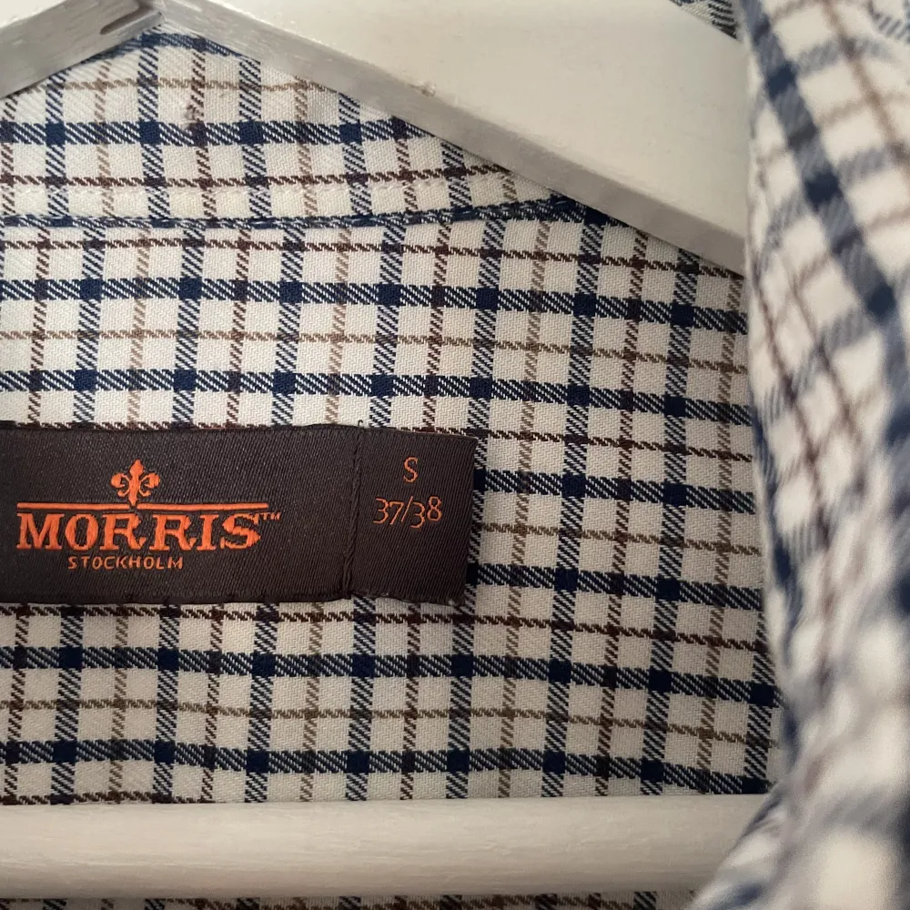 Fin skjorta från Morris. Knappt använd och har inga tecken på slitage. Passar mer som M än S. Skjortor.