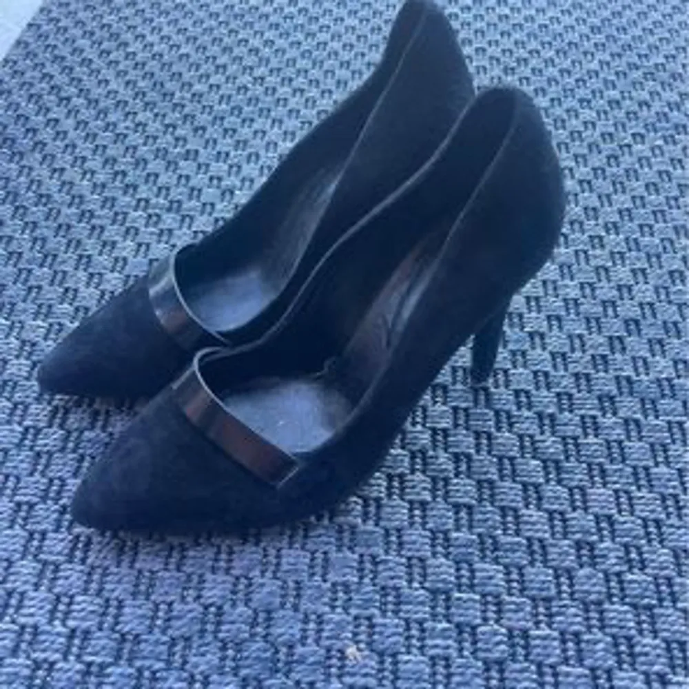 Pumps i svart mocka från Filippa K. Klackhöjd 9 cm, storlek 36.. Skor.