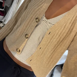 ZARA KOFTA - superfin och skön brun, stickad zara kofta i strl. M