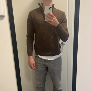 Kashmir blandning  - Köptes här på plick för 599 kr tröjan är från gems Milano i storlek m men är ganska liten i storleken jag är 180 och väger 70 kg, säljer pga att den är för liten, kontakta vid fler frågor eller fler bilder.