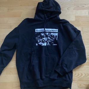 Hoodie - Hoodie från Brandy Mellvie. Svart med vitt tryck. One size, är oversize på mig som är 170cm. Använd fåtal gånger. 500kr nypris.