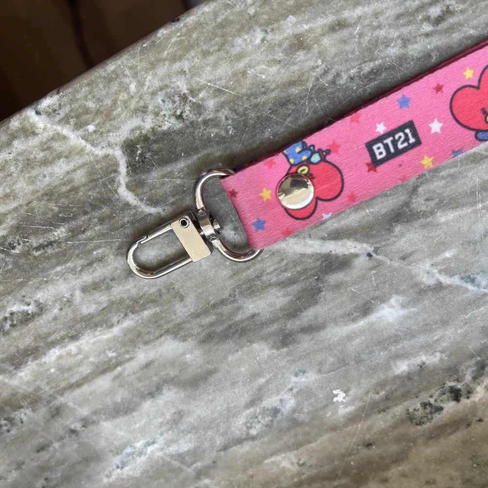 Säljer detta bts nyckelband då det ej kommer till användning. Hör av dig vid frågor!💕. Accessoarer.