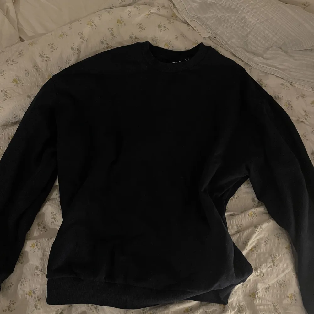 Mörkblå sweatshirt från asos. Stl xs men mer som en m. Hoodies.