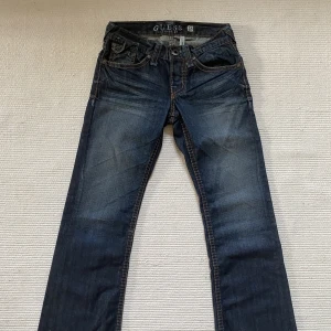 guess jeans - lågmidjade jeans från guess