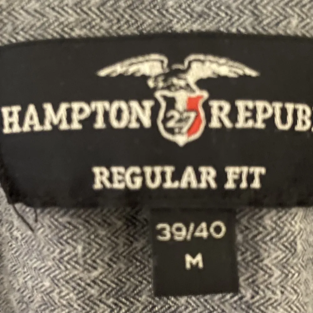 Säljer just nu min skjorta ifrån Hampton republic. Inga defekter då den knappt är använd. . Skjortor.