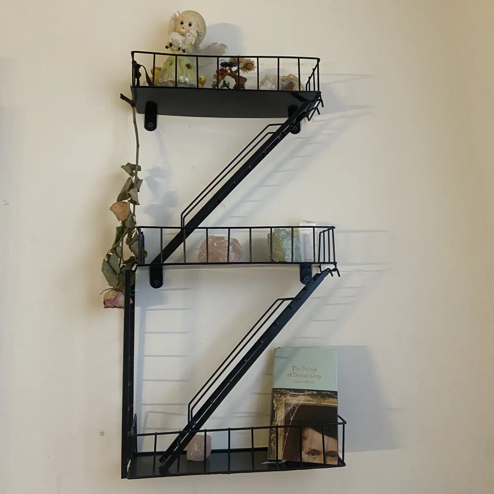 Uncommon bookshelf that looks like a fire escape. All the parts are able to remove or switch places super cute and pretty in your room. . Övrigt.