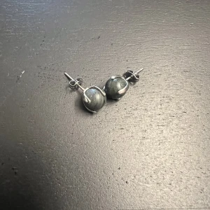 Örhängen grön Sten  - Grön Sten och silver  Enkla örhängen från pilgrim