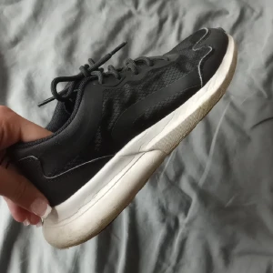 Svartvita skor - Säljer dessa skor. De har svart sula, så kan användas inomhus också. De har en defekt på varje bakkappa. Inget man märker av dock.