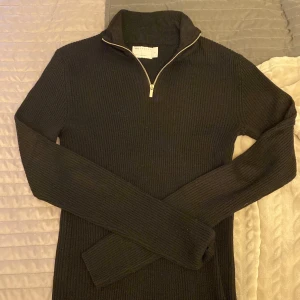 Half zip tröja - Säljer min Half zip tröja från Asos pga den är för liten. Hör av dig om du har några frågor.