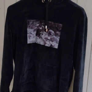 Limitato  - Storlek L men sitter mer som M Skön tröja nu till höst/vinter. Skick 9/10 nypris runt 2599, mitt pris 1089! Tar byten Hör av er vid frågor och intresse