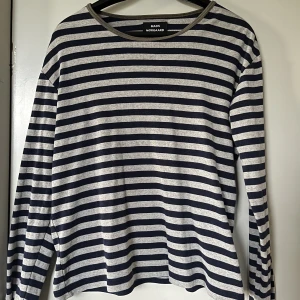 MADS NØRGAARD tröja  - En randig tröja från Mads Nørgaard i super kvalite. Köpte den second hand i Köpenhamn men den har inte kommit  till användning så mycket. Det står ingen storlek i. Jag brukar ha S/M i vanliga fall och den sitter oversized på mig. 