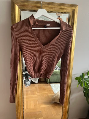 Brun crop top - En brun crop top men krage. Den är använd väldigt få ggr så i supergott skick. 