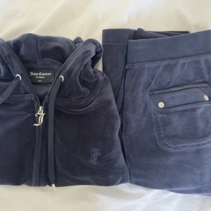 Juicy Couture set - Mörkblått juicy couture set. Endast använt ett fåtal gånger. Storlek Xs i både topp och byxor. Stretchigt. 1200 kr för både topp och byxor Kan fraktas men även mötas upp i Göteborg eller Jönköping.  Inga byten!!
