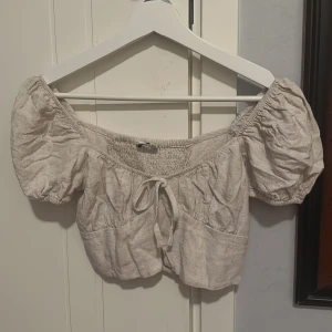 Beige topp - Säljer denna topp från Stradivarius som jag använt få gånger men som sitter supersnyggt på! Jag har tyvärr växt ur den. Jag tvättar och stryker innan jag postar den 🫶🏻🫶🏻