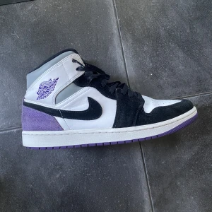 Jordan 1 mid purple - Snygga jordans i bra skick. Dem är i storlek 44,5. Kvitto finns 