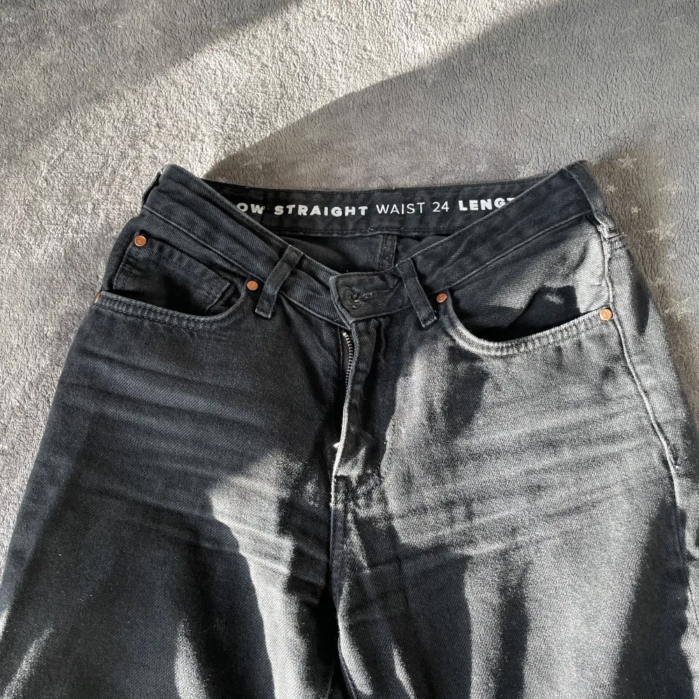 Ett par Low Waist straight jeans från bik bok i storlek waist 24 lenght 32. Jeans & Byxor.