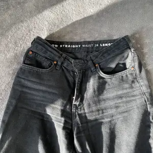 Ett par Low Waist straight jeans från bik bok i storlek waist 24 lenght 32