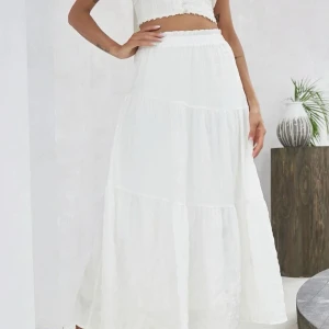 Vit långkiol - Säljer denna vita lång kiolen🙌🏻🙌🏻😇😇🤍🤍