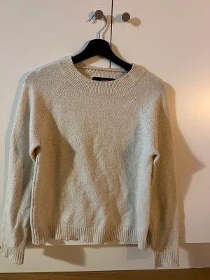 Stickad tröja  - Säljer en Begie stickad tröja från vero Moda! Använd men fortfarande i fint skick!  Storlek Xs! 
