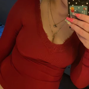 Röd top  - Röd top med spets, säljer för att den är lite för liten för mig, lång i armarna 