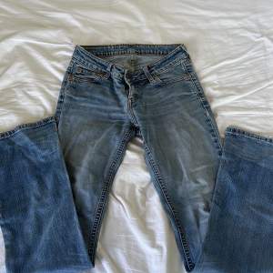 Säljer dessa jätte snygga levis jeans eftersom e för små, dem ganska slitna men inget man tänker på köpt dem på en loppis 
