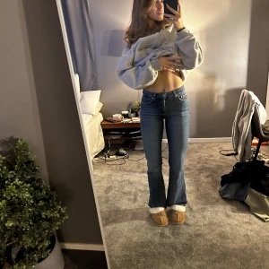 Bootcut jeans - Bootcut jeans från Gina tricot, så fina, speciellt i färgen. Men kommer tyvärr inte till användning och är som nya🫶🏼