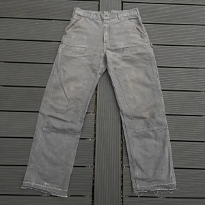 Carhartt Double-knees - Feta carpenter pants från carhartt, bra vintage-skick. se bild för exakt cond, sitter 32/34 perfa. released hem 🫶