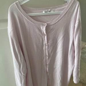 Ljusrosa kofta - Säljer denhär gulliga ljusrosa koftan. Fint skick 🩷