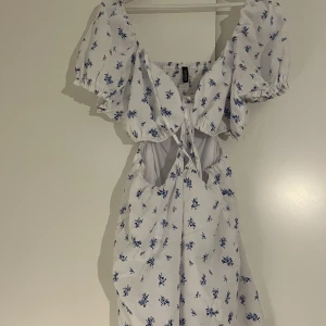 Helt ny klänning med prislapp kvar  - Klänning från hm endast provad 