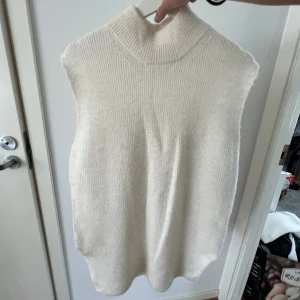 Stickad lång väst - Snygg stickad lång väst Maja Nilsson Linderlöf x Ginatricot