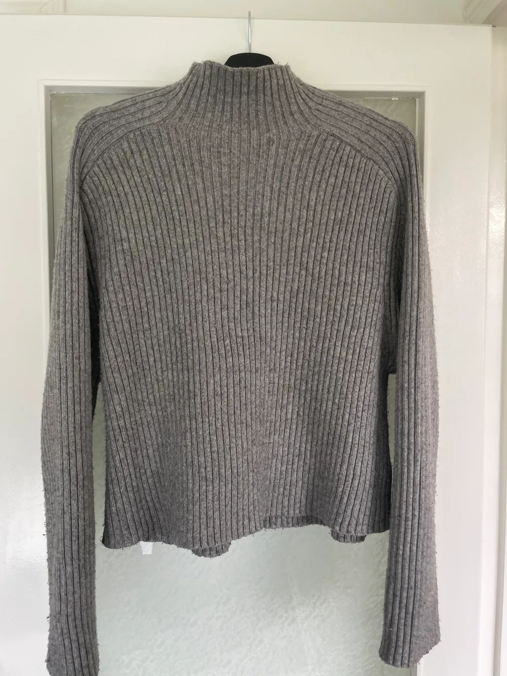 En grå stickad tröja från hm. Tröjor & Koftor.