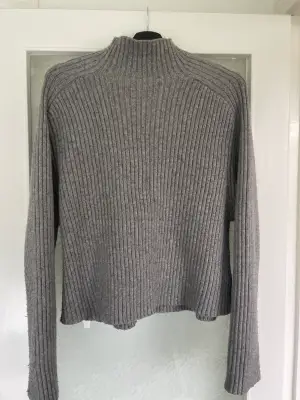 En grå stickad tröja från hm